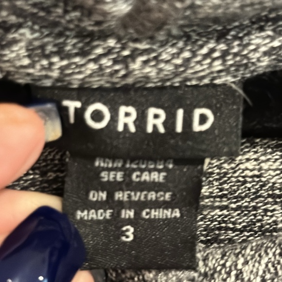 Torrid 3X lightweight, hooded sweatshirt, drawstring, neckline front pocket - Picture 3 of 8